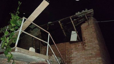 Внаслідок російської атаки на Вінниччині сталося загорання господарчої будівлі Внаслідок російської атаки на Вінниччині сталося загорання господарчої будівлі