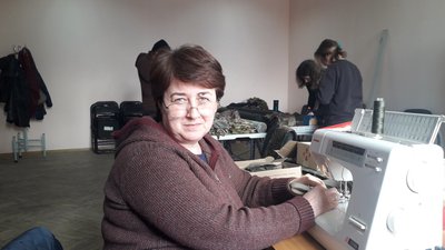 "Відчуття, що ми можемо їм допомогти". Як у Запоріжжі працює волонтерський швейний цех