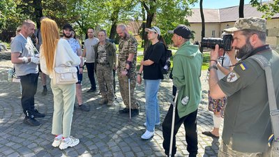 В Ужгороді провели благодійну екскурсію для поранених та ветеранів В Ужгороді провели благодійну екскурсію для поранених та ветеранів