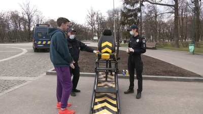 "Пристібайся — не жахайся": у Харкові поліція встановила симулятор зіткнення "Пристібайся — не жахайся": у Харкові поліція встановила симулятор зіткнення