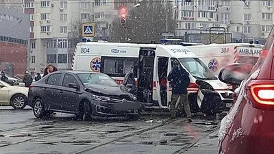 У Харкові легковик врізався в реанімобіль: травмувався водій швидкої У Харкові легковик врізався в реанімобіль: травмувався водій швидкої