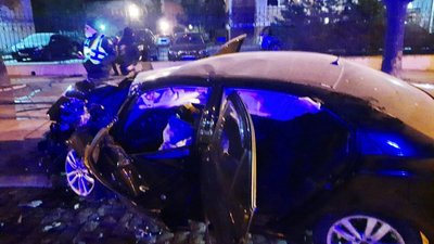 В Одесі автівка влетіла в дерево: трьох людей госпіталізували