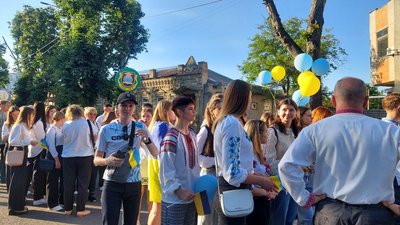 У вишиванках та з прапорами: у Черкасах випускники подякували ЗСУ У вишиванках та з прапорами: у Черкасах випускники подякували ЗСУ