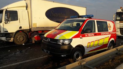 На Черкащині сталася ДТП з 11 транспортними засобами, троє травмованих На Черкащині сталася ДТП з 11 транспортними засобами, троє травмованих