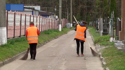 Більше 2 тисяч кубометрів сміття вивезли з кладовищ Житомира напередодні поминальних днів Більше 2 тисяч кубометрів сміття вивезли з кладовищ Житомира напередодні поминальних днів