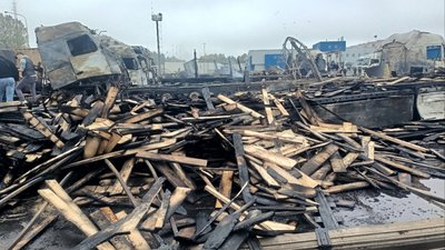 «Якби був на місці ще встигнув би спасти»: водії вантажівок на Волині рахують збитки після атаки РФ «Якби був на місці ще встигнув би спасти»: водії вантажівок на Волині рахують збитки після атаки РФ