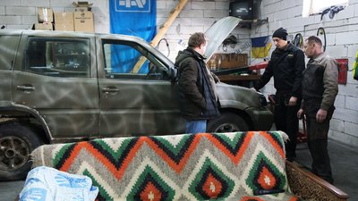 Вінницькі волонтери ремонтують три автомобілі для бійців з передової Вінницькі волонтери ремонтують три автомобілі для бійців з передової
