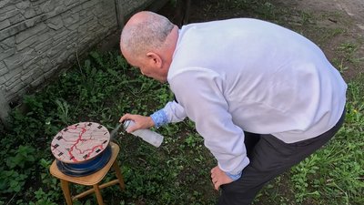 Лікар із Рівного випалює візерунки на дереві струмом у 3000 вольт