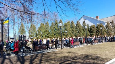 У Ромнах на Сумщині попрощалися з військовим Євгенієм Трубачем У Ромнах на Сумщині попрощалися з військовим Євгенієм Трубачем