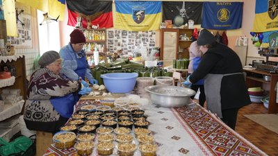 Волонтерки готують для захисників
