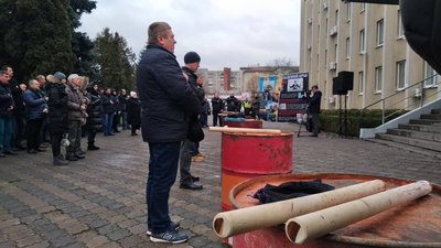 Сесію Львівської міської ради пікетують підприємці Сесію Львівської міської ради пікетують підприємці