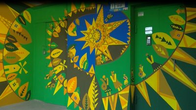 У місті на Волині жителі будинку розмалювали під'їзд, щоб зекономити на ремонті фасаду