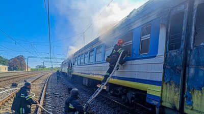 Пожежники гасять поїзд «Ізюм-Харків»