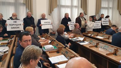 У сесійній залі Кіровоградської облради десятеро людей вимагають поновлення на посаді Ігоря Степури