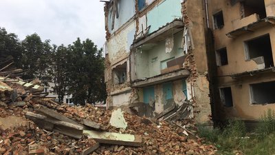 У Дрогобичі після обвалу другої частини будинку демонтували сходову клітку У Дрогобичі після обвалу другої частини будинку демонтували сходову клітку