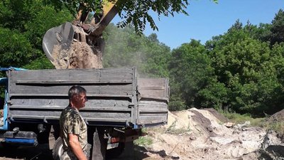 Жителі Великої Северинки самотужки облаштовують пляж на місцевому ставку Жителі Великої Северинки самотужки облаштовують пляж на місцевому ставку