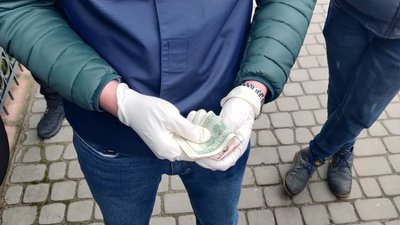 Хабар у тисячу доларів: на корупції спіймали волинського поліцейського Хабар у тисячу доларів: на корупції спіймали волинського поліцейського