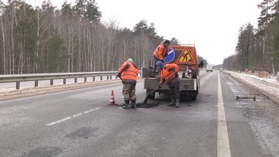 На Житомирщині на автотрасі Київ – Чоп розпочали ремонтні роботи з ліквідації вибоїн На Житомирщині на автотрасі Київ – Чоп розпочали ремонтні роботи з ліквідації вибоїн