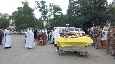 У Полтаві прощаються із трьома військовими, які загинули під час оборони України