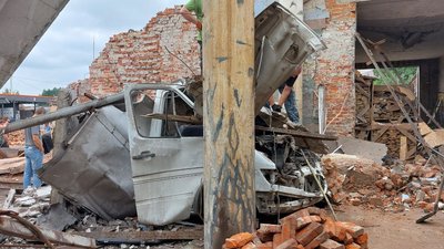 У Лебедині розбирають завали автобази, яку зруйнували росіяни У Лебедині розбирають завали автобази, яку зруйнували росіяни