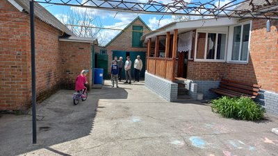 Родина із Полтавщини прихистила три сім’ї з Краматорська Родина із Полтавщини прихистила три сім’ї з Краматорська