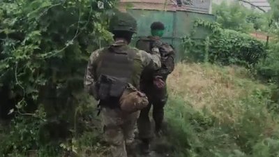 Українські військового взяли в полон окупанта в Олексієво-Дружківці