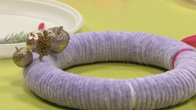 З пряжі та підручних матеріалів: у Черкасах дітей навчали виготовляти різдвяні віночки