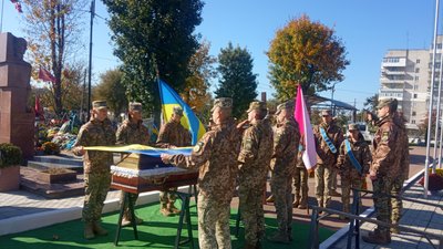 Загинули на Херсонщині та Чернігівщині: в Житомирі попрощалися з трьома захисниками України Загинули на Херсонщині та Чернігівщині: в Житомирі попрощалися з трьома захисниками України