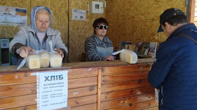 У Світловодську безкоштовно роздають хліб переселенцям