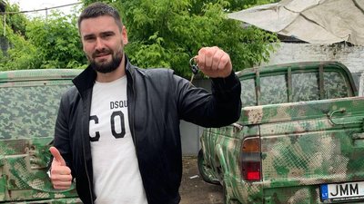 Пригнали й пофарбували. Волонтери з Одеси передадуть ЗСУ джип та пікап Пригнали й пофарбували. Волонтери з Одеси передадуть ЗСУ джип та пікап