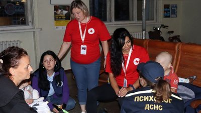 До Житомирщини прибув черговий потяг з евакуйованими жителями Донеччини До Житомирщини прибув черговий потяг з евакуйованими жителями Донеччини