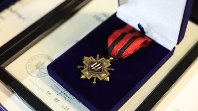 Військового із Закарпаття нагородили відзнакою "Золотий хрест"