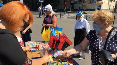 Харків’янки влаштували ярмарок, щоб зібрати гроші для українських військових Харків’янки влаштували ярмарок, щоб зібрати гроші для українських військових
