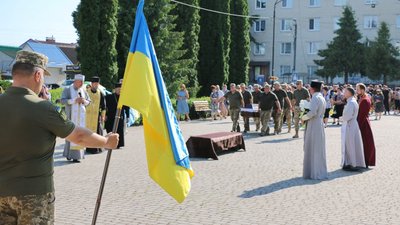 Прощання з бійцем Олегом Ярмолюком у Шумській громаді