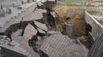 За свідченням очевидців, земля посипалася за кілька метрів від багатоповерхівки. Фото: Андрій Дрозда. За свідченням очевидців, земля посипалася за кілька метрів від багатоповерхівки. Фото: Андрій Дрозда.