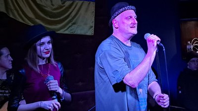 Зараз воюють, але зібралися разом, щоб заколядувати. У Дніпрі відбулася "Коляда незламних" з гуртом "Вертеп" Зараз воюють, але зібралися разом, щоб заколядувати. У Дніпрі відбулася "Коляда незламних" з гуртом "Вертеп"
