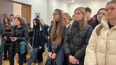 Відвідувачі виставки авторських ляльок "Князівни та княгині України" Відвідувачі виставки авторських ляльок "Князівни та княгині України"