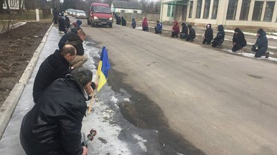 "Числився, як безвісти зниклий". У Роменському районі на Сумщині попрощались із молодшим сержантом Миколою Кучерявенком "Числився, як безвісти зниклий". У Роменському районі на Сумщині попрощались із молодшим сержантом Миколою Кучерявенком