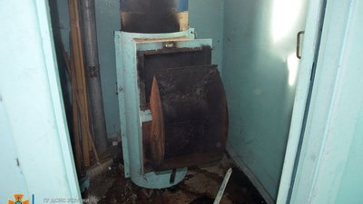 У Дніпрі рятувальники загасили пожежу в сміттєпроводі багатоповерхівки У Дніпрі рятувальники загасили пожежу в сміттєпроводі багатоповерхівки