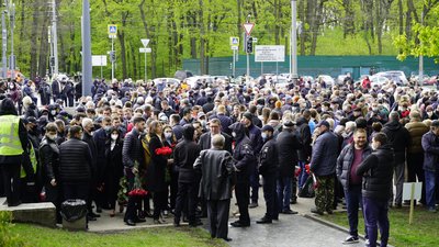 Меморіал Слави у Харкові вранці 9 травня відвідали 6 тисяч людей — поліція Меморіал Слави у Харкові вранці 9 травня відвідали 6 тисяч людей — поліція