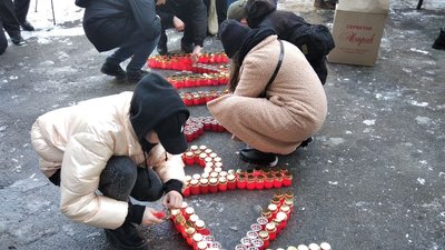 Загиблих під Крутами вшанували біля Тернопільського музею політв'язнів Загиблих під Крутами вшанували біля Тернопільського музею політв'язнів