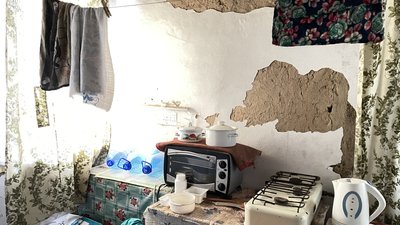 Жителі деокупованої Антонівки третій місяць живуть без електрики, газу та води Жителі деокупованої Антонівки третій місяць живуть без електрики, газу та води