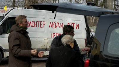 Деякі люди йдуть пішки з Бучі — фоторепортаж з евакуаційного центру поблизу Ірпеня Деякі люди йдуть пішки з Бучі — фоторепортаж з евакуаційного центру поблизу Ірпеня