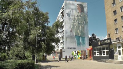 У Маріуполі намалювали мурал "На зустріч щастю"