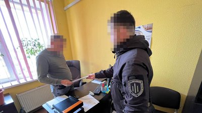 Трьом інспекторам митних постів Житомирщини вручили підозри за участь у корупційній схемі розмитнення авто