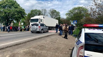 Перекривали дорогу: на Франківщині люди протестують проти будівництва свиноферми Перекривали дорогу: на Франківщині люди протестують проти будівництва свиноферми