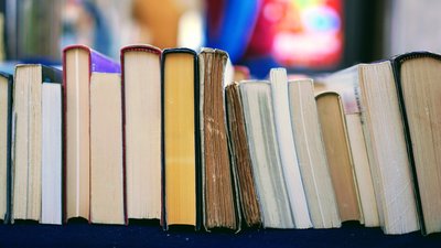 "Війна показала проблему": у Рівному збирають україномовні книжки для хворих дітей-переселенців у Мадрид