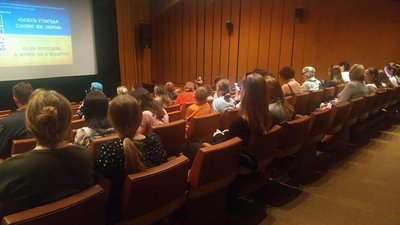 "Олесь Гончар. Слово як зброя". Дніпровська режисерка проводить кінотур Європою, аби зібрати кошти для військових