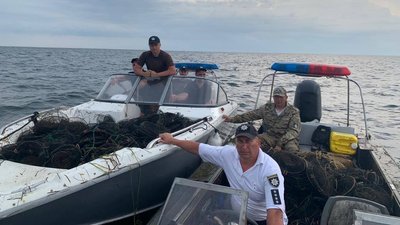 На Херсонщині в лимані поліцейські знайшли сітки із виловом на півтора мільйона гривень