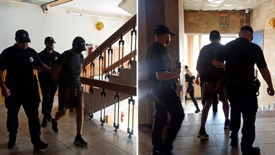 Правоохоронці супроводжують підозрюваного в приміщенні Хмельницького міськрайонного суду